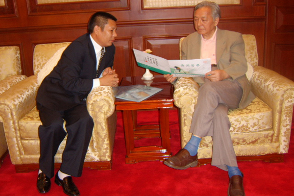 國(guó)家外國(guó)專(zhuān)家局局長(zhǎng)馬俊如在聽(tīng)取付國(guó)福董事長(zhǎng)做匯報(bào)